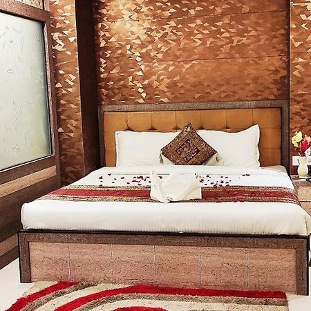 Hotel Aadesh Palace Varanasi Dış mekan fotoğraf