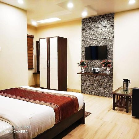 Hotel Aadesh Palace Varanasi Dış mekan fotoğraf