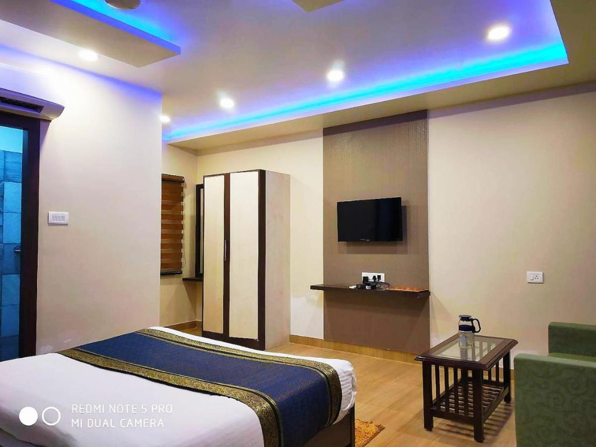 Hotel Aadesh Palace Varanasi Dış mekan fotoğraf