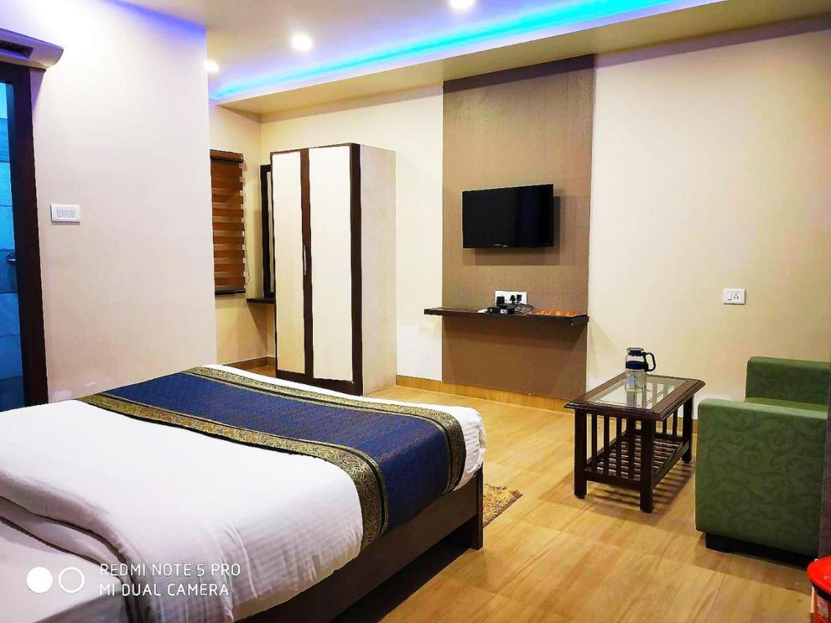 Hotel Aadesh Palace Varanasi Dış mekan fotoğraf