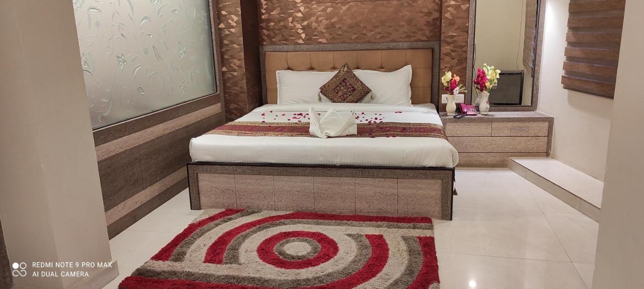 Hotel Aadesh Palace Varanasi Dış mekan fotoğraf