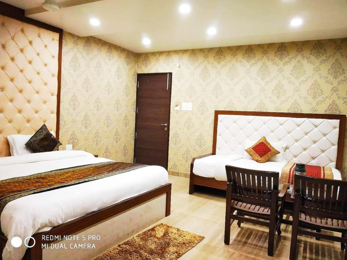 Hotel Aadesh Palace Varanasi Dış mekan fotoğraf