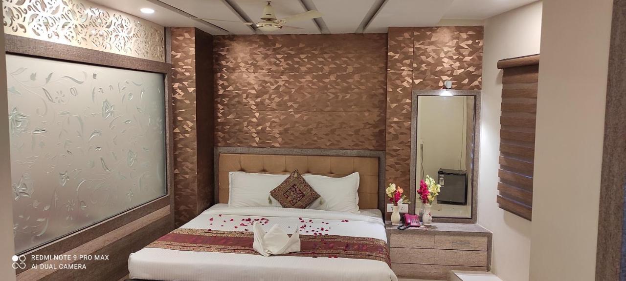 Hotel Aadesh Palace Varanasi Dış mekan fotoğraf