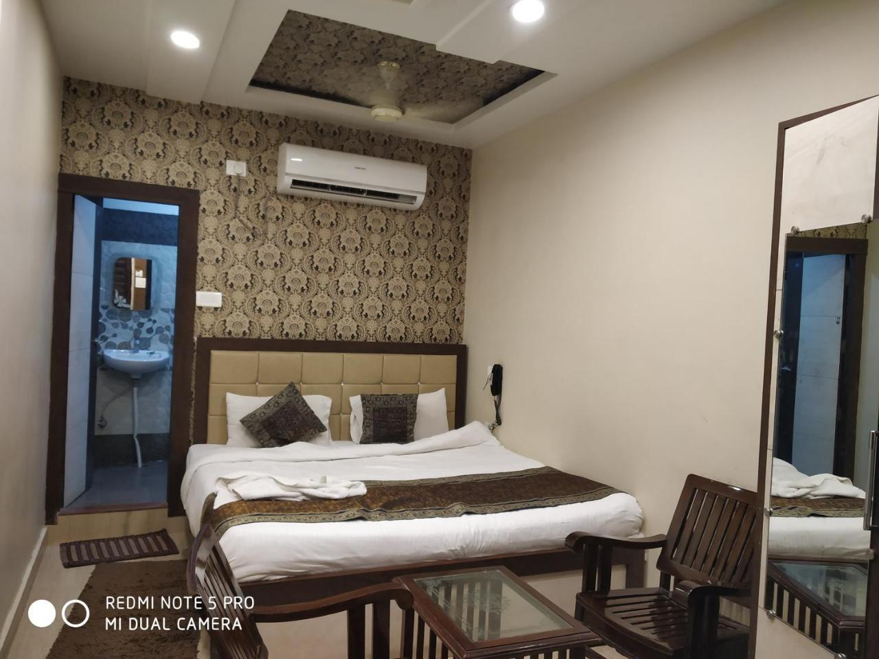Hotel Aadesh Palace Varanasi Dış mekan fotoğraf