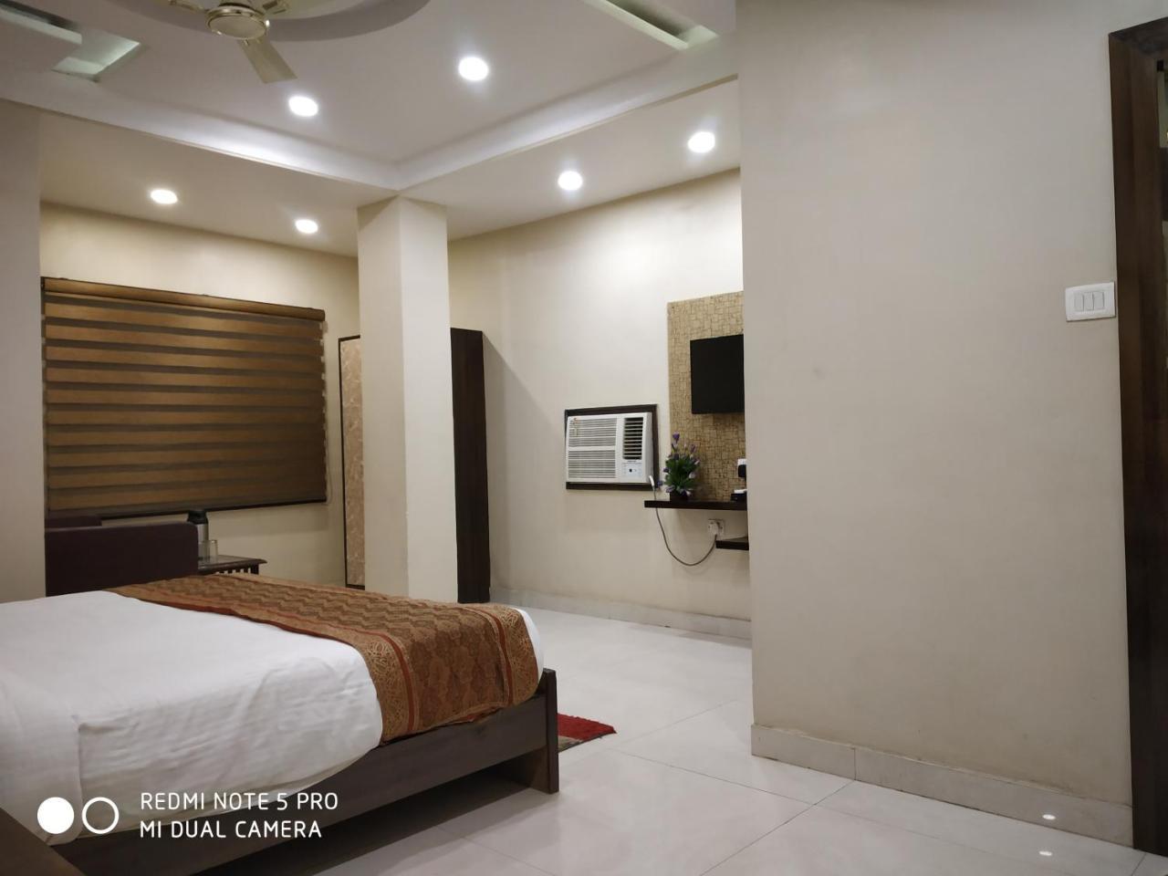 Hotel Aadesh Palace Varanasi Dış mekan fotoğraf