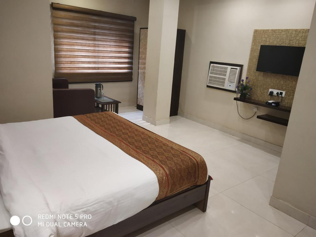 Hotel Aadesh Palace Varanasi Dış mekan fotoğraf