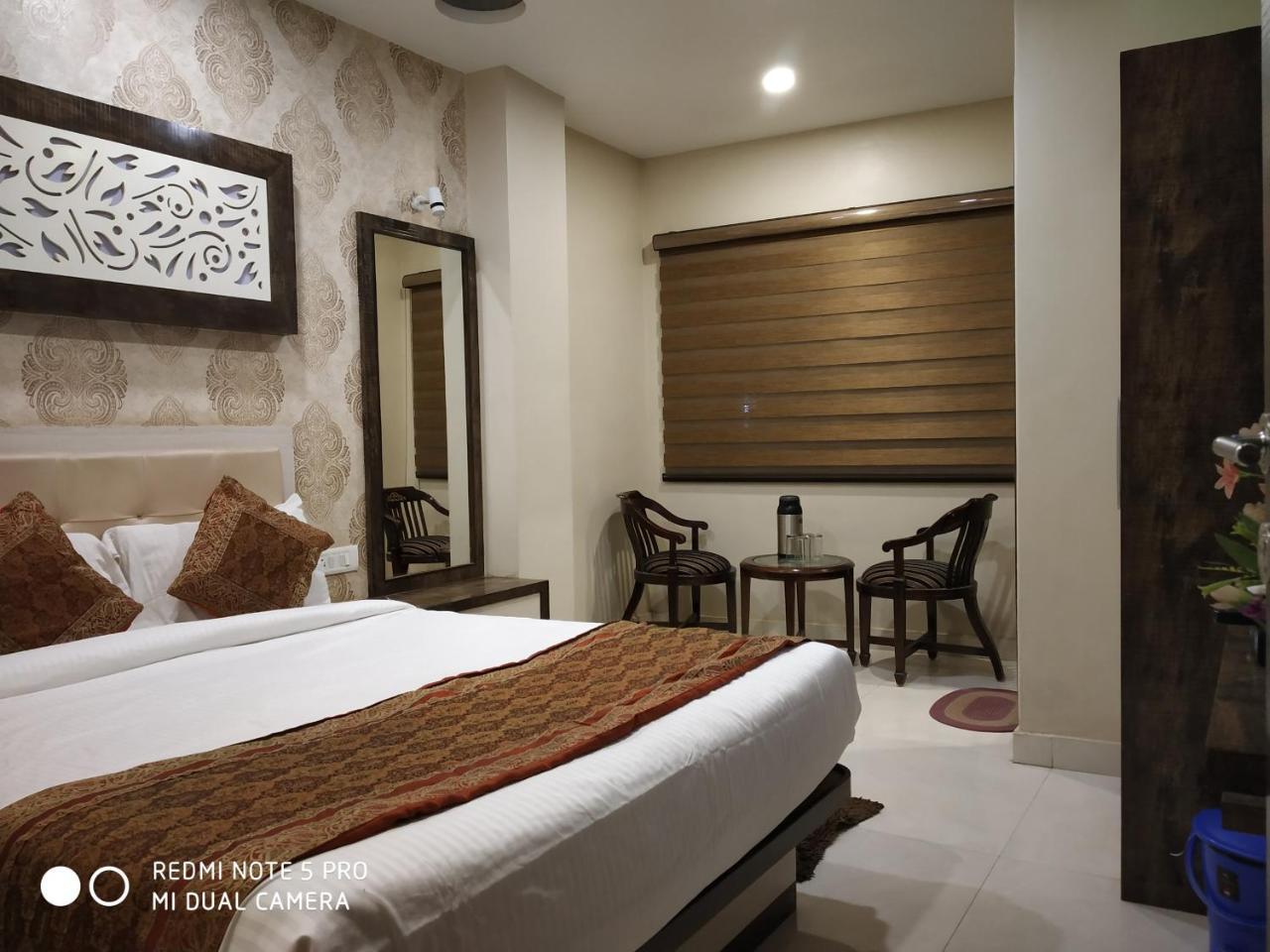 Hotel Aadesh Palace Varanasi Dış mekan fotoğraf