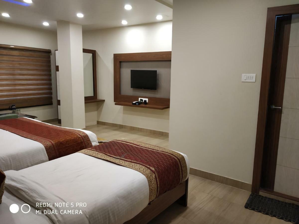 Hotel Aadesh Palace Varanasi Dış mekan fotoğraf