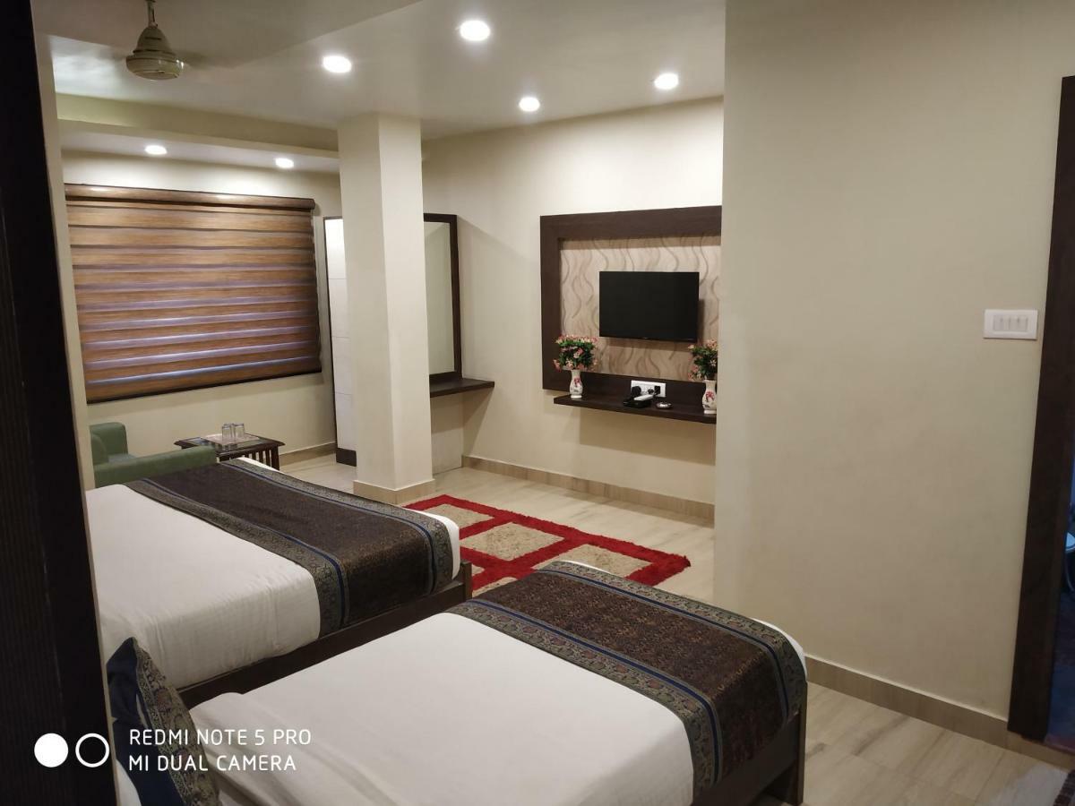 Hotel Aadesh Palace Varanasi Dış mekan fotoğraf