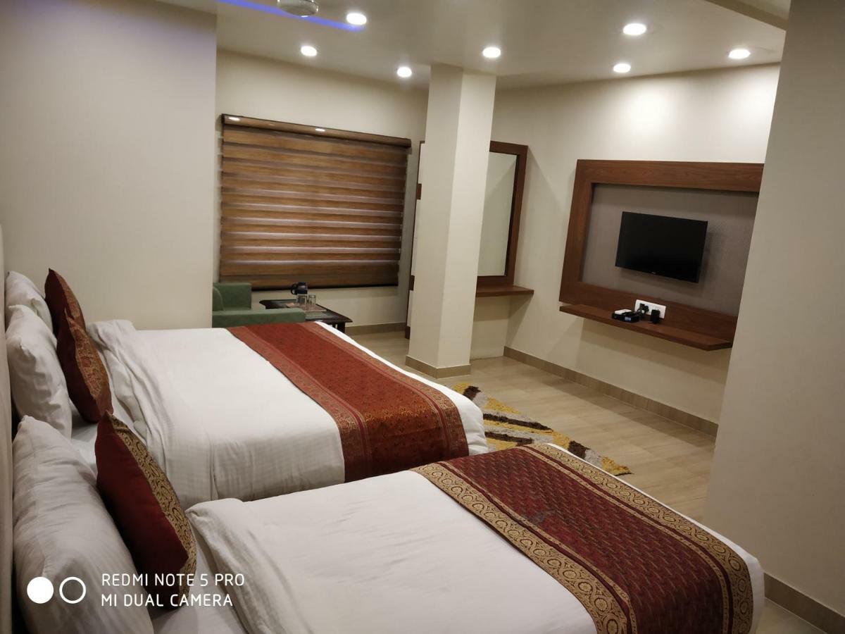 Hotel Aadesh Palace Varanasi Dış mekan fotoğraf